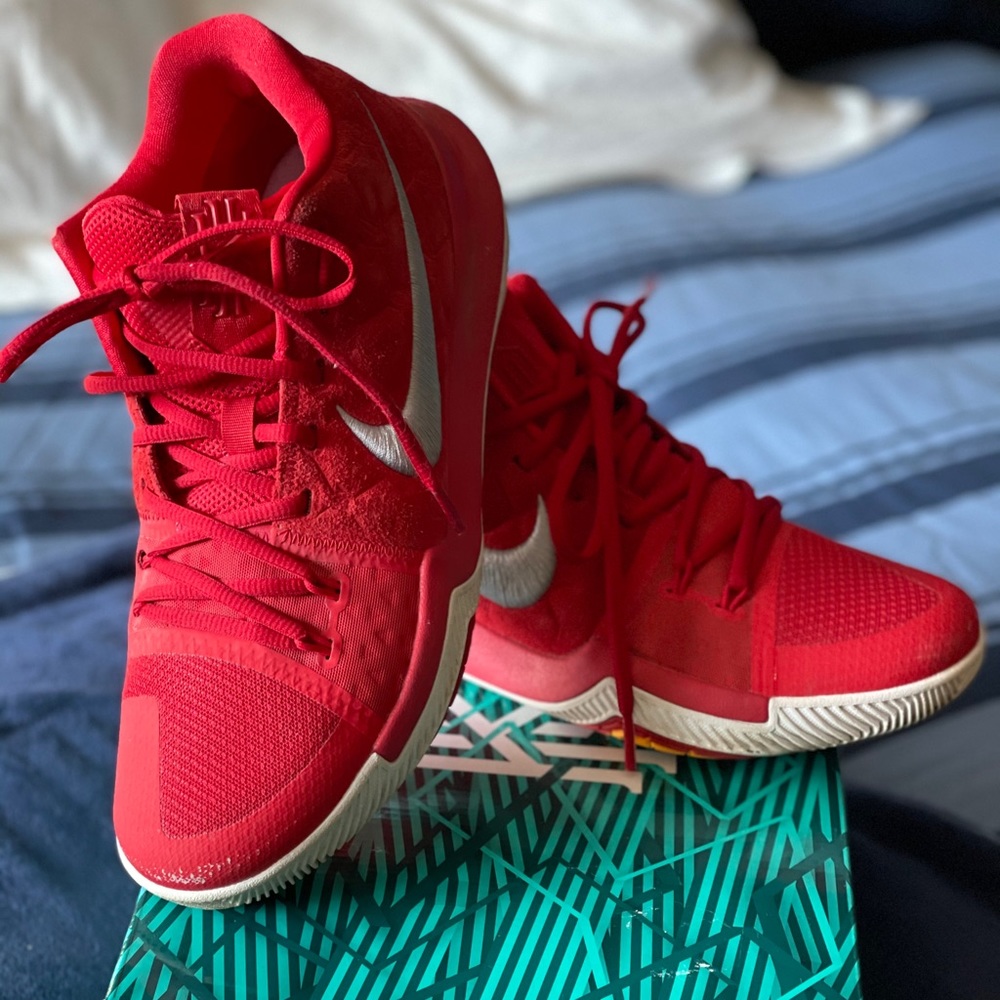 Nike men's  Kyrie 3 University red size 9.5